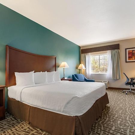 Surestay Plus Hotel By Best Western Топика Экстерьер фото