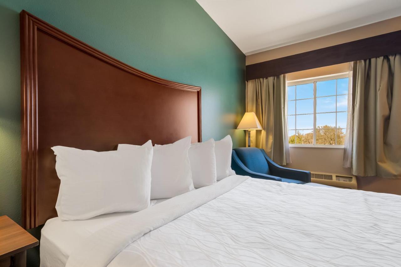 Surestay Plus Hotel By Best Western Топика Экстерьер фото