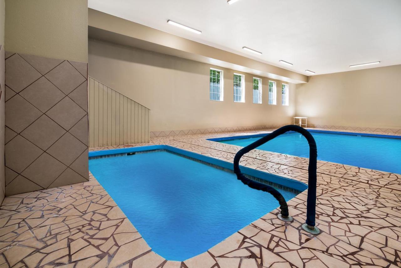 Surestay Plus Hotel By Best Western Топика Экстерьер фото