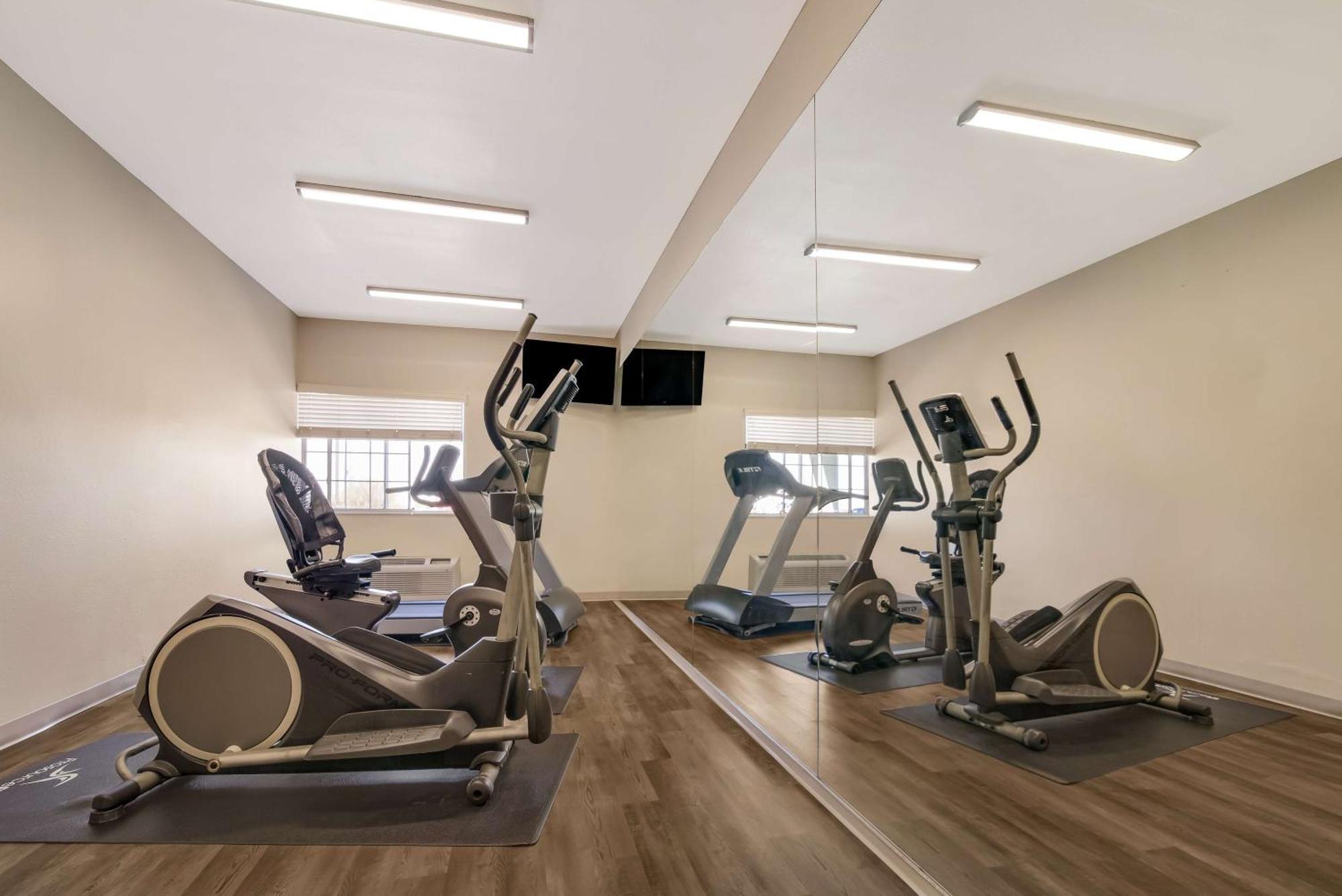 Surestay Plus Hotel By Best Western Топика Экстерьер фото