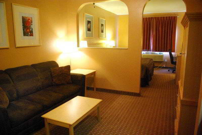 Surestay Plus Hotel By Best Western Топика Экстерьер фото
